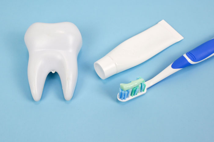 white-tooth-white-toothbrush-with-toothpaste